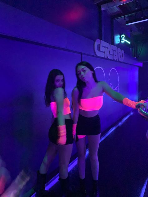 Neon Clubbing Outfits, Neon Party Fits, Outfit Neon Party Night, Fiesta Neon Outfit, Neon Night Outfit, Glow Party Outfit Women, Neon Party Outfit Ideas, Neon Party Outfit For Women, Black Light Party Outfit