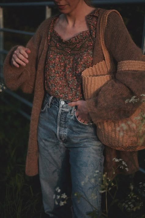 Boho Farm Outfit, Fall Boho Aesthetic, Old Soul Outfits, Boho Outfits For Work, Cozy Boho Outfit, Homesteading Fashion, Earthy Fall Outfits, Boho Autumn Outfits, Granny Core Aesthetic