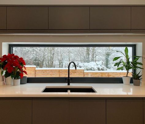 Kitchen Window Over Sink Ideas Modern, Panoramic Kitchen Window, Long Window In Kitchen, Kitchen Design With Window Over Sink, Kitchen Picture Window Over Sink, Anthracite Windows Interior, Kitchen With Long Window, Sink Under Window Kitchen, Long Kitchen Window