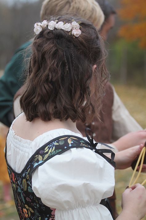 Renisance Fair Hairstyle Short, Ren Faire Short Hairstyles, Renfair Hairstyles Short Hair, Medieval Short Hair, Villager Hairstyles, Medieval Short Hairstyles, Ren Fest Hairstyles Short Hair, Whimsical Hairstyles Short, Ren Fair Hair Short