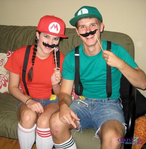 DIY Mario and Luigi Halloween Costume - cheap and easy couples costume Mario Costume Diy, Mario And Luigi Costumes, Mario And Luigi Halloween, Luigi Halloween Costume, Luigi Costume, Easy Couples Costumes, Halloween Costumes Diy Couples, Mario Costume, Super Mario And Luigi