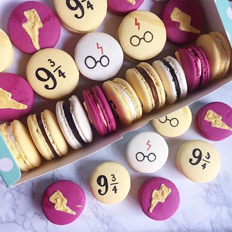 Harry Potter macarons � Leave a like, save this pin and follow more content if you loved this Quinceanera Food, Tort Harry Potter, Harry Potter Motto Party, Harry Potter Weihnachten, Baby Harry Potter, Harry Potter Desserts, Harry Potter Treats, Gateau Harry Potter, Harry Potter Cupcakes