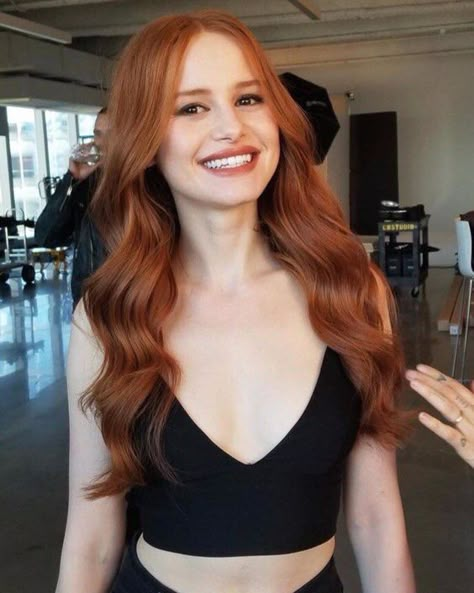 Madelaine Petsch Hair, Bronze Hair Color, Pelo Chocolate, Dark Auburn Hair, Pelo Cafe, Amazon Hair, Date Hairstyles, Coffee Hair, Bronze Hair