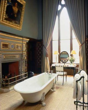 English Manor Interior, French Bathrooms, English Manor Houses Interior, French Manor House, Malfoy Manor, Eastnor Castle, Manor Interior, Cottage Core House, Old House Interior