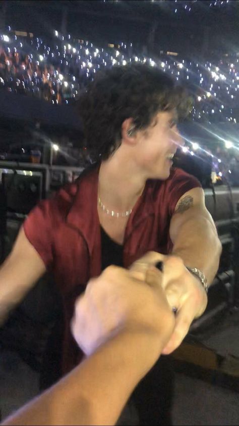 Shawn Mendes Haircut, Hot Hairstyles For Men, Shawn Mendes Long Hair, Shawn Mendes Style, Curly Hair Short Haircut, Medium Curly Hair, Shawn Mendes Hair, Shawn Mendes Lockscreen, Hot Hairstyles