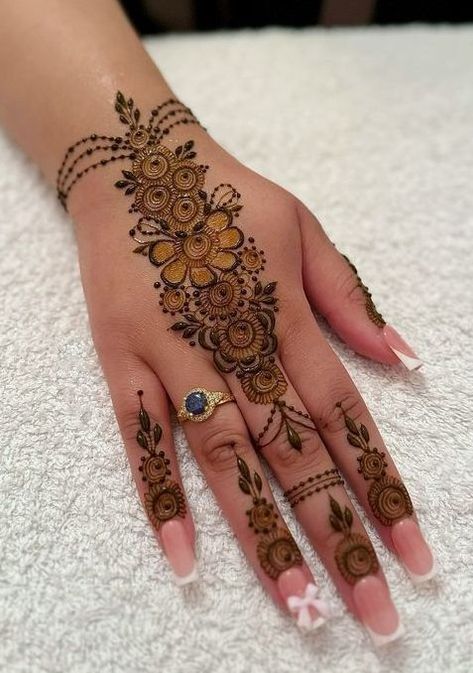 back hand beautiful design 😍 Mehndi Aesthetic Front Hand, Mehndi On Back Hand, Mehedi Design Back Hand Simple, Simpal Mehandi Designs, Arabic Mehndi Designs Front Hand, Arabic Mehndi Designs Back, Henna Design Hand, Mehandi Designs Arabic, Back Hand Henna Designs