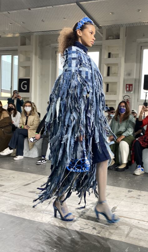 the-fashion-propellant-fashion-graduate-italia-2021-accademia-della-moda Jean Texture, Deconstructed Fashion, Futuristic Costume, Movement Fashion, Deconstruction Fashion, Denim Fringe, Zero Waste Fashion, Upcycle Clothes Diy, Denim Art