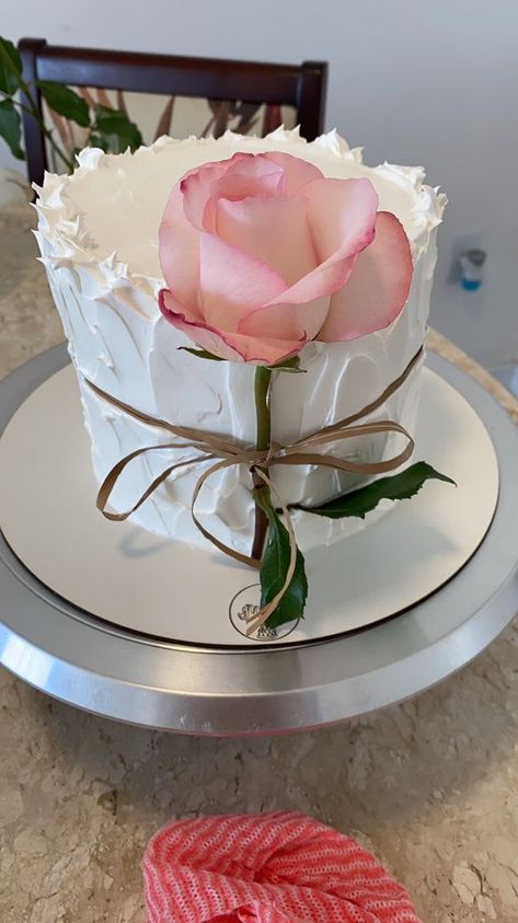 Redvelvet Cake Decoration, Birthday Cake Design, Birthday Cake Decorating Ideas, Unique Birthday Cakes, Elegant Birthday Cakes, Simple Cake Designs, Birthday Cakes For Women, Cake Decorating Ideas, Beautiful Birthday Cakes