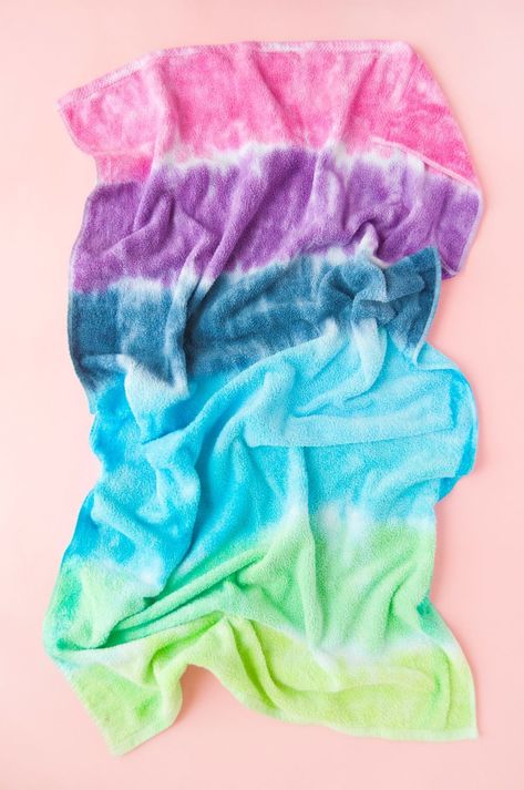 Diy Tie Dye Towels, Tie Dye Towels, Tie Dye Tips, Tulip Tie Dye, Tie Dye Birthday Party, Ty Dye, Tie Dye Birthday, Diy Tie Dye Techniques, Watercolor Floral Dress