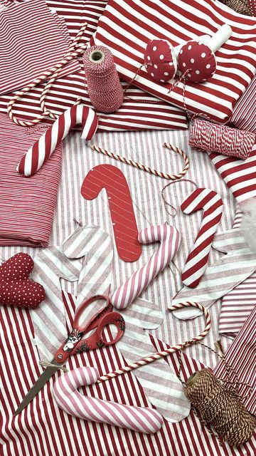 Sew Gifts For Christmas, Candy Cane Sewing Pattern, Fabric Candy Canes Diy, Christmas Sewing Decorations, Christmas Garland Sewing, Chritmas Lights, Sewing Christmas Projects, Christmas Gifts Sewing, Christmas Sewing Crafts