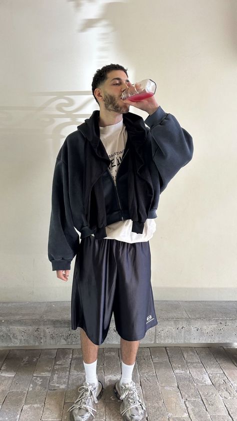 Balenciaga Outfit Mens, Balenciaga Outfit, Japan Outfits, Mens Shorts Outfits, Stylish Celebrities, Men's Outfits, Mens Outfit Inspiration, Winter Outfits Men, Virtual Closet