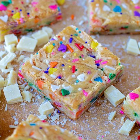 Birthday Cake Blondies, Funfetti Blondies, Funfetti Birthday Cake, Sugar Cookie Bar Recipe, Funfetti Birthday, Life Made Simple, Chocolate Chip Blondies, How To Make Frosting, Sugar Cookie Bars