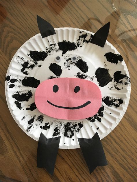 Paper plate cow project Materials: Paper plate, sponge, black paint, black marker, pink paper, googley-eyes, black sticky tape/black paper, glue, scissors Preschool Farm Crafts, Farm Activities Preschool, Farm Theme Preschool, Cow Craft, Craft For Toddlers, Farm Animal Crafts, Farm Craft, Farm Preschool, K Crafts