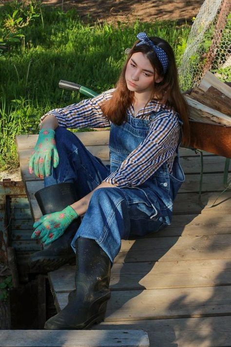 Farmer Outfit Women, Women In Suspenders, Farmer Style, Farmer Outfit, Muddy Boots, Rainwear Girl, Farmer Girl, Denim Dungaree, Overalls Fashion