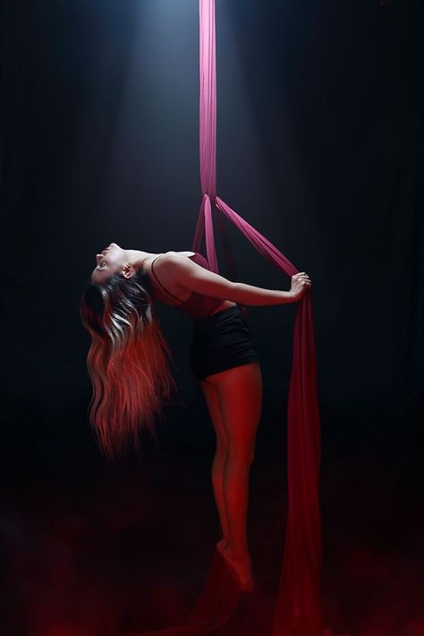 Arial Silks, Aerial Silks Beginner, Silk Dancing, Circus Aesthetic, Aerial Acrobatics, Aerial Dance, Aerial Arts, Aerial Hoop, Dancing Aesthetic