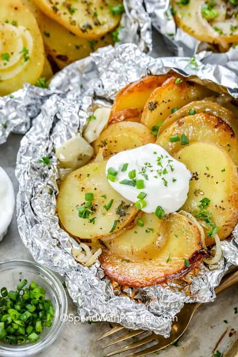 Foil potato packets are easily made on grill, in the oven, or over the campfire! Take this potato, onion and butter dish up a notch adding in ranch or italian dressing. Or topping it with salsa, sour cream, and jalapeños! #spendwithpennies #grilledpotatopackets #potatofoilpackets #grillingrecipes #campingrecipes #hobodinners Grilled Potato Packets, Potato Foil Packets, Foil Potatoes On Grill, Foil Potatoes, Potato Packets, Crock Pot Baked Potatoes, Saturday Dinner, Foil Packet Potatoes, Classic Potato Salad