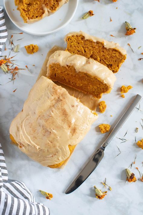 Vegan Pumpkin Bread + Maple Frosting #pumpkin #pumpkinbread #veganbread #vegansweets #veganbreakfast Vegan Pumpkin Bread, New Vegetarian, Sweet Tea Recipes, Healthy Sweeteners, Maple Frosting, Vegan Frosting, Homemade Playdough Recipe, Vegan Pumpkin Recipes, Recipes Easy Quick