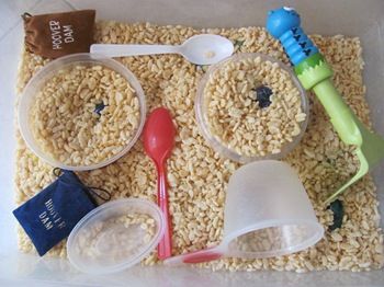 Sensory Bin ideas with cereal Craft Toddler, Sensory Bin Ideas, Toddler Sensory Bins, Sensory Tub, Indoor Crafts, Sensory Ideas, Toddler Ideas, Sensory Activities Toddlers, Toddler Sensory