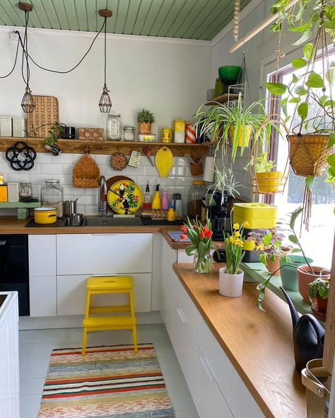 https://www.instagram.com/p/CbIvLY7A1Uq/?utm_medium=share_sheet Eccentric Kitchen, Boho Chic Kitchen, Makeover Kitchen, Unique Backsplash, Kitsch Decor, Kitschy Kitchen, Accessories Kitchen, Unique Flooring, Deco Retro