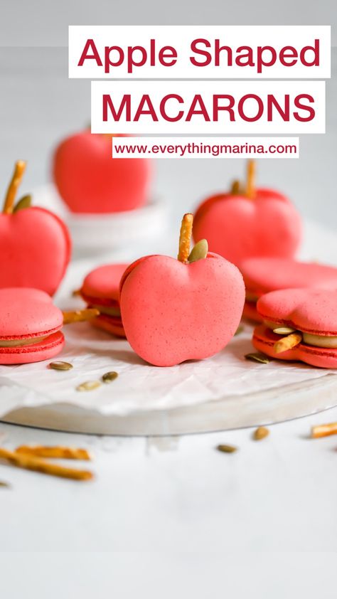 Apple Pie Macarons Recipe, Apple Cider Macarons, Apple Pie Macarons, Autumn Macaron Flavors, Pumpkin Shaped Macarons, Apple Macarons, Shaped Macarons, Macarons Recipe Easy, Strawberry Panna Cotta