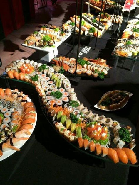 Sushi Catering, Sushi Buffet, Restaurants In Japan, Sushi Platter, Sushi Party, Japanese Sushi, God Mat, Sushi Recipes, Sushi Restaurants