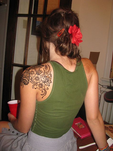 Shoulder Henna, Paisley Tattoo, Back Henna, Tatoo 3d, Shoulder Cap Tattoo, Jagua Henna, Lace Tattoo Design, Flower Henna, Henna Party