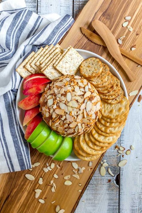 Smoked Gouda Cheese Ball Recipe Best Potluck Dishes, Vegan Pizza Recipe, Brunch Appetizers, Baked Goat Cheese, Smoked Gouda Cheese, Recipes Dips, Fall Appetizers, Potluck Ideas, Smoked Gouda