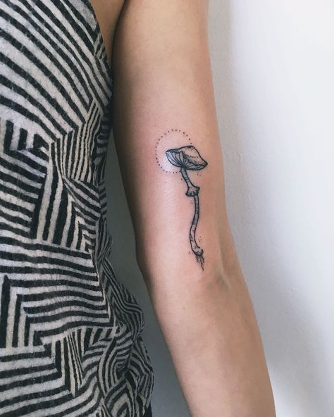 𝓉𝒶𝓉𝓉𝑜𝑜 𝒶𝓇𝓉𝒾𝓈𝓉 on Instagram: “Always down for a mushroom tat 🍄 wraps a bit 🍄 Thanks Monica! . . . . . . . . . . #art #artist #tattoo #handpoke #handpokedtattoo…” Mushroom Back Tattoo, Tall Mushroom Tattoo, Minimalist Mushroom Tattoo, Small Mushroom Tattoo, Minimalist Mushroom, Mushroom Tattoo, Small Mushroom, Mushroom Tattoos, Artist Tattoo