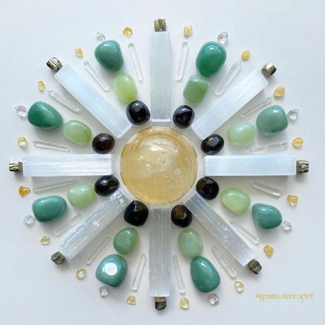 Manifestation Crystal Grid, Crystal Facts, Manifestation Crystals, Crystals Healing Grids, Crystal Mandala, Crystals For Manifestation, Sacred Circle, New Moon Rituals, Crystal Guide