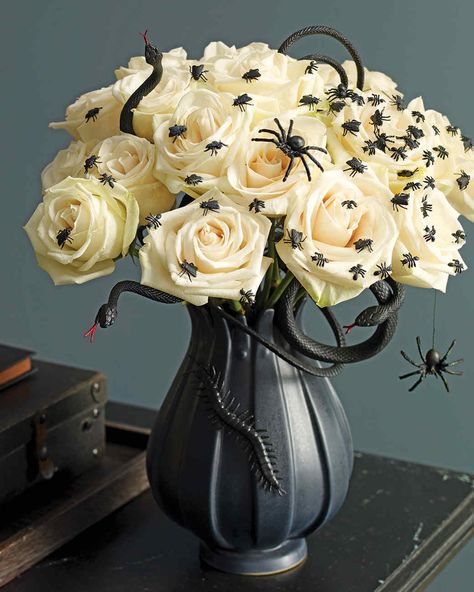 Halloween Centerpieces and Tabletop Ideas | Deranged Halloween Centerpiece - Dreadfully sophisticated and shockingly fun, a bouquet infested with insects gets Halloween off to a screaming start. #party #partyinspiration #partyideas #marthastewart Dollar Store Halloween Diy, Halloween Floral Arrangements, Halloween Table Centerpieces, Elegant Halloween Decor, Table Halloween, Diy Halloween Games, Halloween Floral, Dollar Store Halloween, Diy Halloween Decor