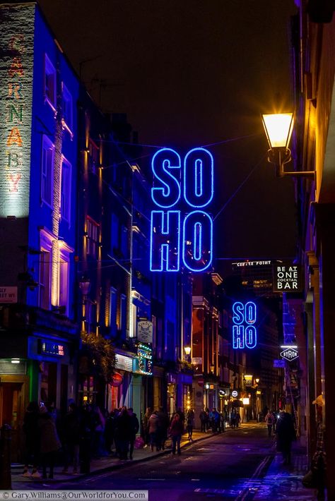 Looking along Beak Street after dark with blue neon signs indicating you’re in Soho, and you’re close to Carnaby Street. Street Signs Photography, Monte Carlo Travel, Neon Street, Las Vegas Airport, London Streets, Neon Style, Night Moves, Hotel Entrance, Carnaby Street