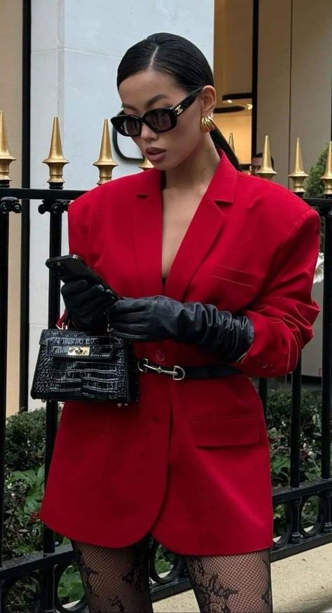 Red Gloves Outfit, Gloves Outfit, London Look, Winter Fashion Outfits Casual, Red Fits, Paris Outfits, Red Outfit, Casual Style Outfits, Winter Fashion Outfits