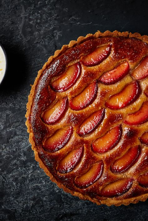 This delicious plum frangipane recipe is flavoured with winter spices and orange zest and served with a sweet and tart clementine créme fraîche. Frangipane Recipe, Plum Frangipane Tart, Frangipane Tart Recipe, Plum Dessert, Plum Tart, Xmas Desserts, Frangipane Tart, Pretty Dessert, Tart Recipe