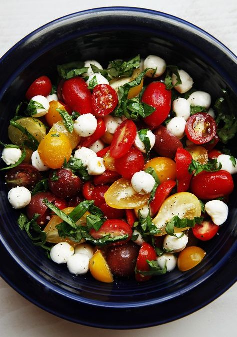 Fresh Mozzarella with Red and Yellow Tomatoes and Basil Vinaigrette Salad Cobb, Salad Caprese, Salad Macaroni, Tomato Mozzarella Basil, Basil Mozzarella, Salad Kale, Mozzarella Salad, God Mat, Idee Pasto Sano