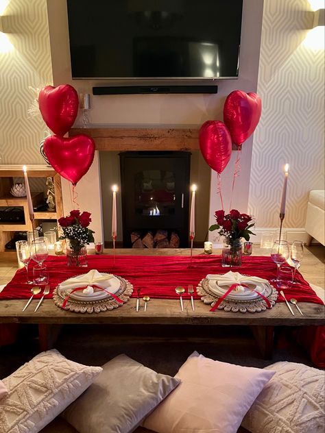 Anniversary Picnic Ideas Romantic, Romantic Picnic Ideas, Date Night Decor, Candle Light Dinner Ideas, Romantic Date Night At Home, Valentine Day Aesthetic, Valentine Bedroom Decor, Romantic Dinner Setting, Aesthetic Valentines Day