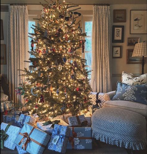 Nine And Sixteen, Nancy Myers Homes, Tessa Foley, Nancy Meyers Aesthetic, Nancy Myers, Nancy Meyers, Christmas Interiors, Lounge Design, Country Living Room