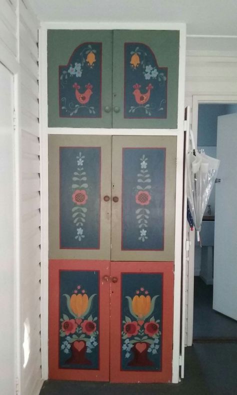 Folk Style Living Room, Swedish Folk Furniture, Scandinavian Folk Interior, Folk Art Kitchen Cabinets, Folk Painted Cabinet, Folk Art Painted Cabinet, Folk Wall Art, Swedish Folk Art Furniture, Scandinavian Folk Art Furniture