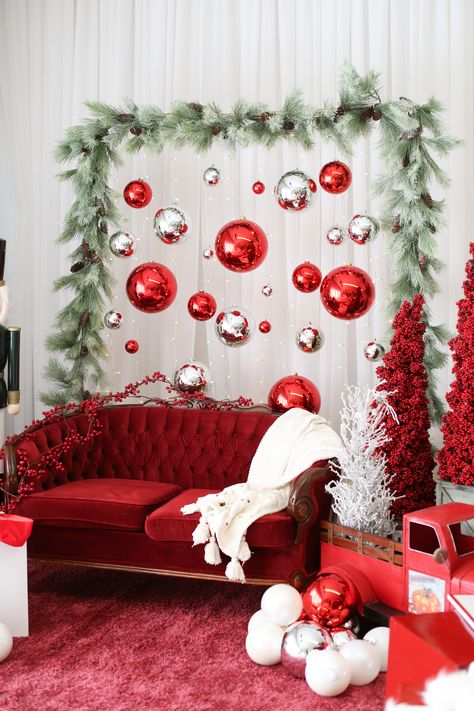 family christmas portrait setup idea red and silver Diy Christmas Backdrop, Christmas Party Backdrop, Christmas Booth, Photo Backdrop Christmas, Christmas Stage, Xmas Photos, Christmas Photo Booth, Christmas Portraits, Christmas Shoot