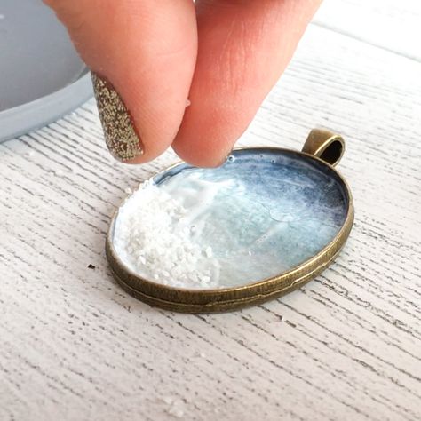 Diy Step, Diy Jewelry Tutorials, Resin Jewelry Diy, Resin Jewelry Making, Jewelry Resin, Ringe Gold, Tiffany Jewelry, Diy Resin Crafts, Themed Jewelry