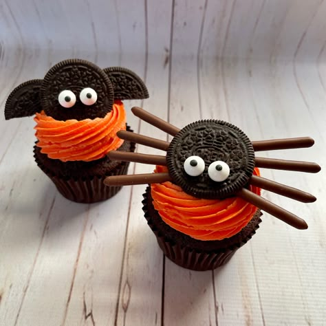 Spider Oreo Cupcakes, Oreo Spider Cupcakes, Halloween Cupcakes Easy Simple, Spider Desserts, Backen Halloween, Chocolate Skulls, Spooky Halloween Desserts, Bat Cupcakes, Spider Cupcakes