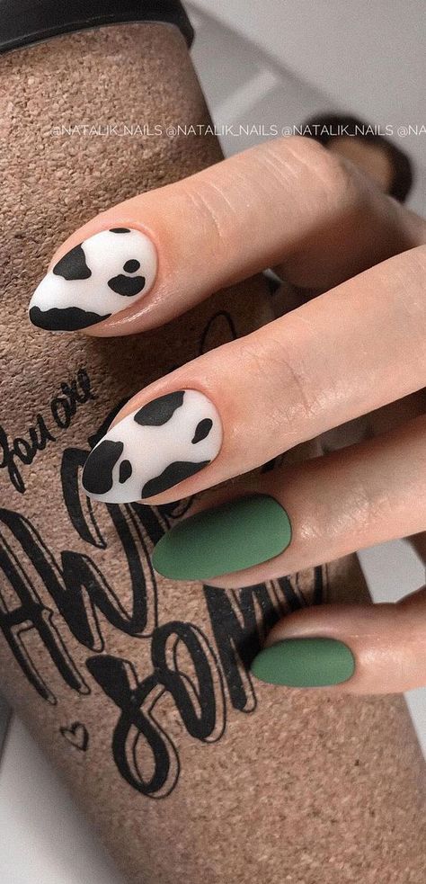 40. Matte Green & Cow Print nails The latest way to give your animal print obsession a much-needed update, cow print is the sassy new nail... Green Cow Print Nails, Green Cow Print, Country Acrylic Nails, Cow Print Nails, Cowboy Nails, Western Nails, Country Nails, Animal Nail Art, Cow Nails