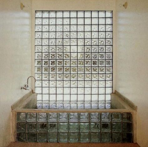 Brick Bathroom, Glass Block Shower, Glass Block Windows, 80s Interior, Restroom Design, Glass Brick, Interiors Dream, Acrylic Bathtub, Glass Block