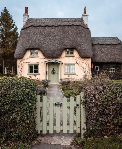 Veranda Magazine on Instagram: “A fairytale cottage in Warwickshire. ✨ | 📸: @postcardsbyhannah #england #regram” English Country Cottages, Veranda Magazine, Cute Cottages, Victoria Magazine, English Country Cottage, Stone Cottages, Irish Cottage, Fairytale Cottage, Thatched Cottage