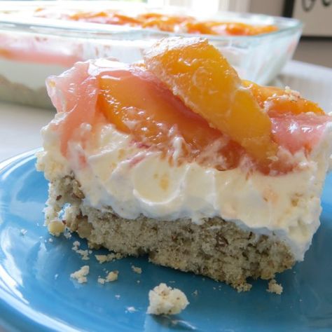 This peach delight recipe is a crowd pleasing favorite. Made in a 9 x 13 baking dish, it's layered with fresh peaches, whipped topping, and cream cheese. Blueberry Cream Cheese Pie, Peaches Cream Cheese, Peach Delight, Peach Dessert Recipes, Peach Desserts, Blueberry Cream Cheese, Fresh Peaches, Honey Buns, Peach Recipe