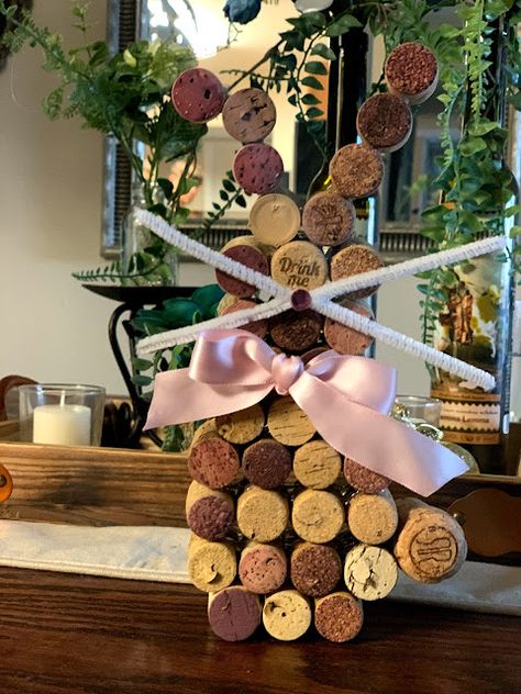 Wine Cork Easter Bunny — The Nifty Nerdarella Wine Cork Christmas Tree, Cork Christmas Trees, Wine Cork Diy Crafts, Wine Cork Projects, Cork Crafts Diy, Wine Cork Diy, Wine Cork Art, Cork Projects, Champagne Corks