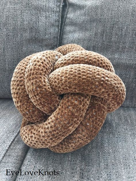 The Mare Knot Pillow - Crochet Pattern Review - EyeLoveKnots Knot Pillow Pattern, Knot Pillow Diy, Diy Crochet Blanket, Blanket Stitch Tutorial, Monkey Knot, Make A Blanket, Crochet Blanket Diy, Crochet Pillow Patterns Free, Crochet Monkey