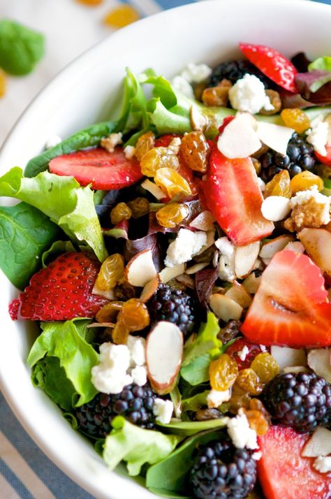 Mixed Berry Salad, Nut Salad, Homemade Balsamic Vinaigrette, Sommer Mad, Mixed Salad, Sport Food, Berry Salad, Winter Fruit, Spring Salad