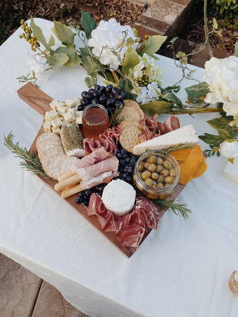 Charcuterie Board Simple, Simple Cheese Platter, Charcuterie Board Aesthetic, Brunch Charcuterie Board, Picnic Aesthetics, Cottagecore Party, Brunch Charcuterie, Tapas Board, Party Boards