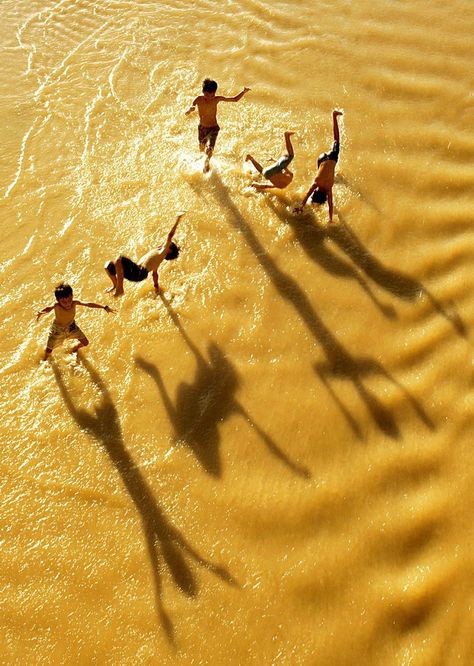 Summer Fun At the Beach 수채화 그림, 인물 사진, Mellow Yellow, Photography Inspo, The Sand, Light And Shadow, Beach Life, Picture Perfect, Kids Playing