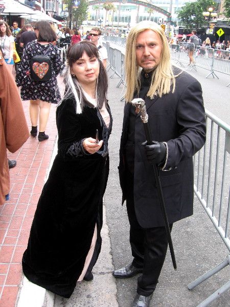 Narcissa and Lucius Malfoy cosplay. Lucius Malfoy Costume, Lucius Malfoy Cosplay, Malfoy Costume, Lucious Malfoy, Characters Cosplay, Narcissa Malfoy, Inspired Costumes, Harry Potter Cosplay, Cosplay Inspiration